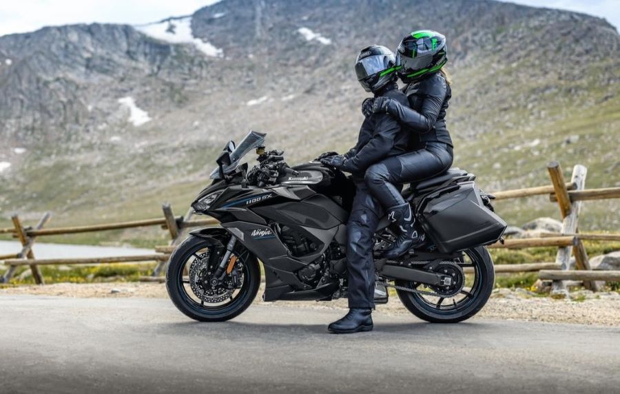 Una pareja de motociclistas observa el paisaje montañoso desde su Kawasaki Ninja 1100SX 2027