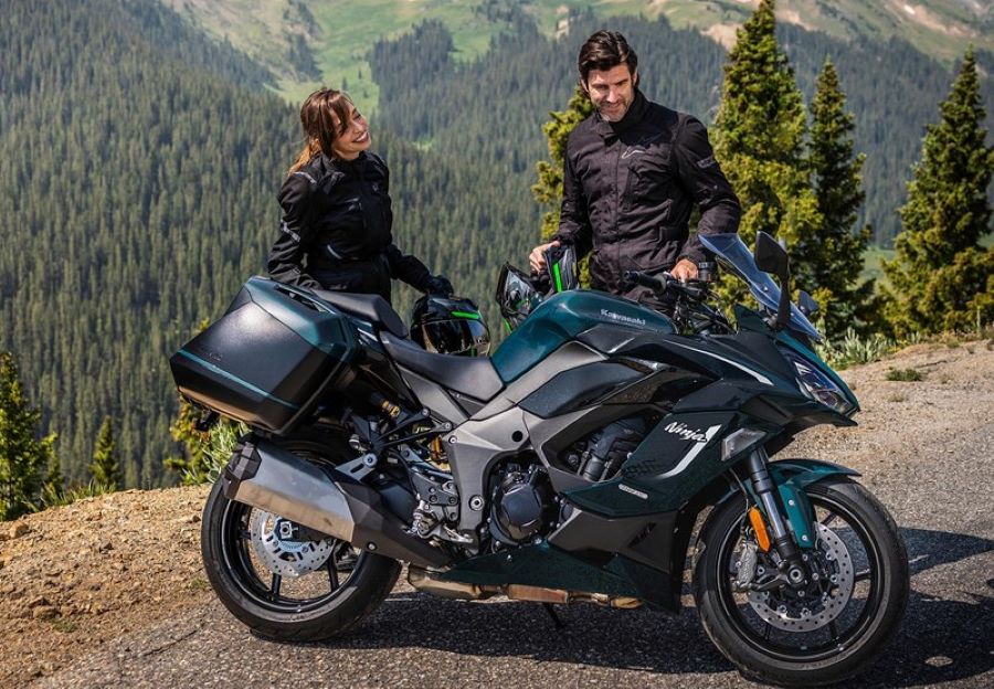 Una pareja observa la versión SE de la Kawasaki Ninja 1100SX 2027