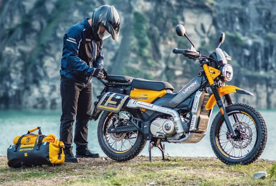 La moto automática trail que salvó a AJS de un gran fracaso Un usuario se apresta a subir a su moto AJS Letben LT190