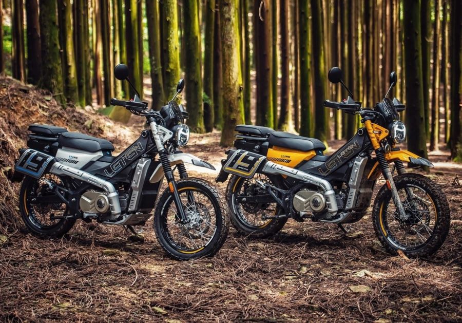 La moto automática trail que salvó a AJS de un gran fracaso Dos motos AJS Letben LT190 posan en medio del bosque