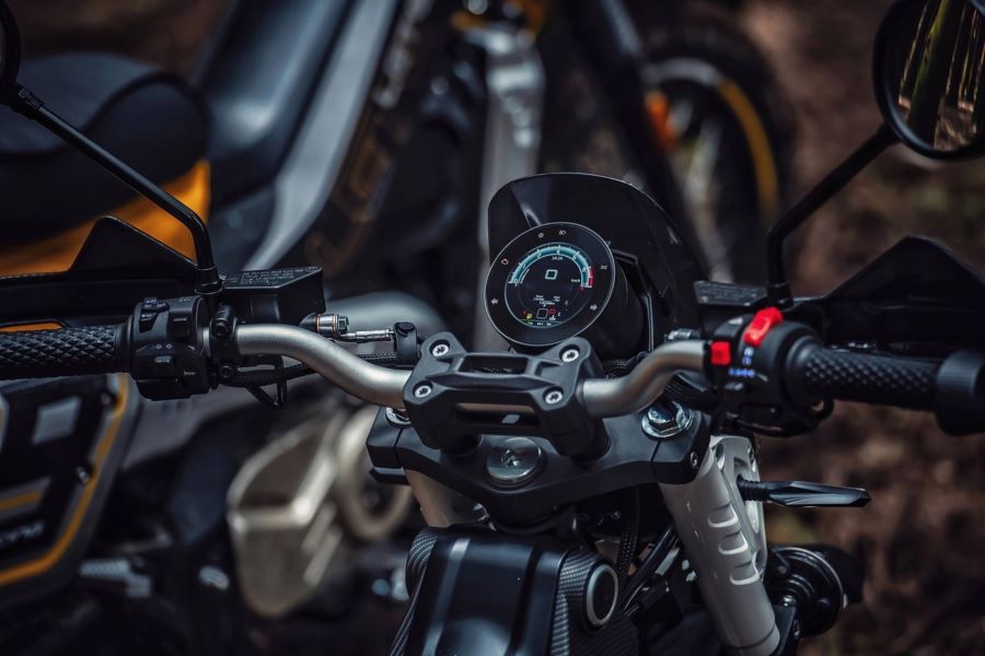 La moto automática trail que salvó a AJS de un gran fracaso mandos de una moto AJS Letben LT190
