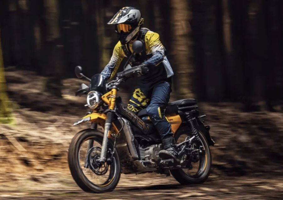 La moto automática trail que salvó a AJS de un gran fracaso un piloto avanza por un sendero boscoso a bordo de una moto AJS Letben LT190