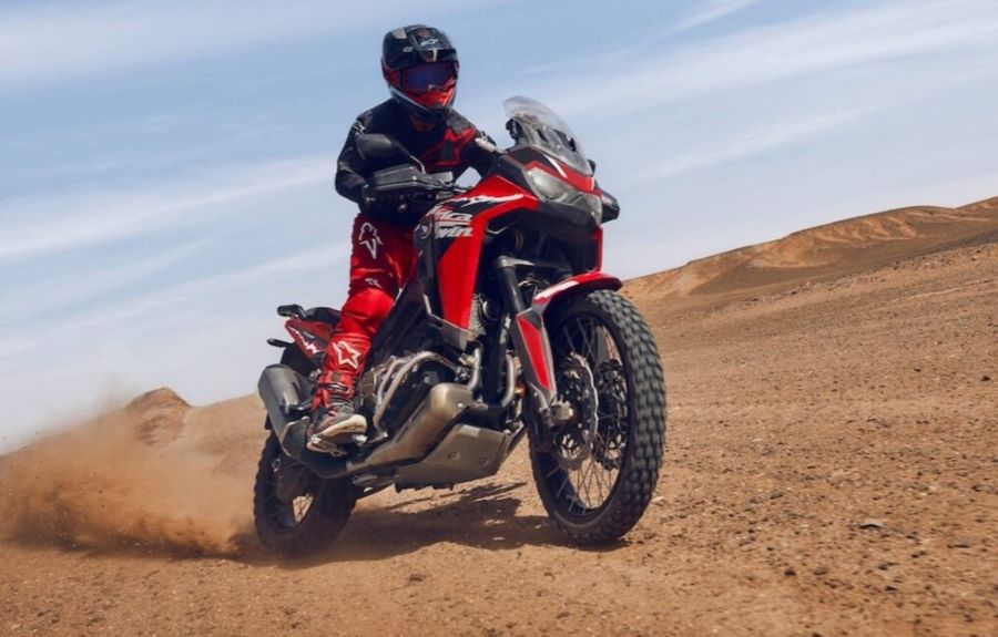 Una honda Africa Twin roja en acción