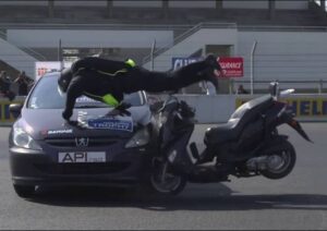 Un imagen del momento en que un supuesto motociclista sale despedido durante un Crash Test