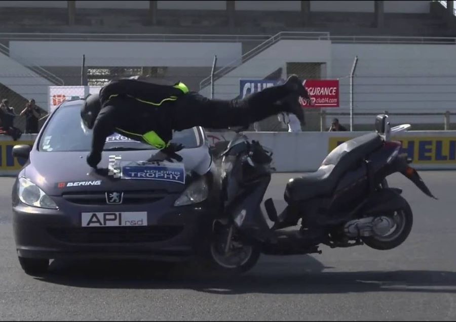 Un imagen del momento en que un supuesto motociclista sale despedido durante un Crash Test
