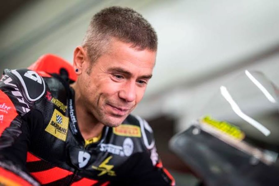 Álvaro Bautista | Trayectoria, títulos y actualidad del piloto El rostro de Álvaro Bautista semi sonriente en boxes