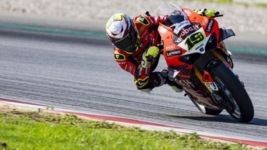 Álvaro Bautista | Trayectoria, títulos y actualidad del piloto Álvaro Bautista se desplaza con su Ducati por la pista