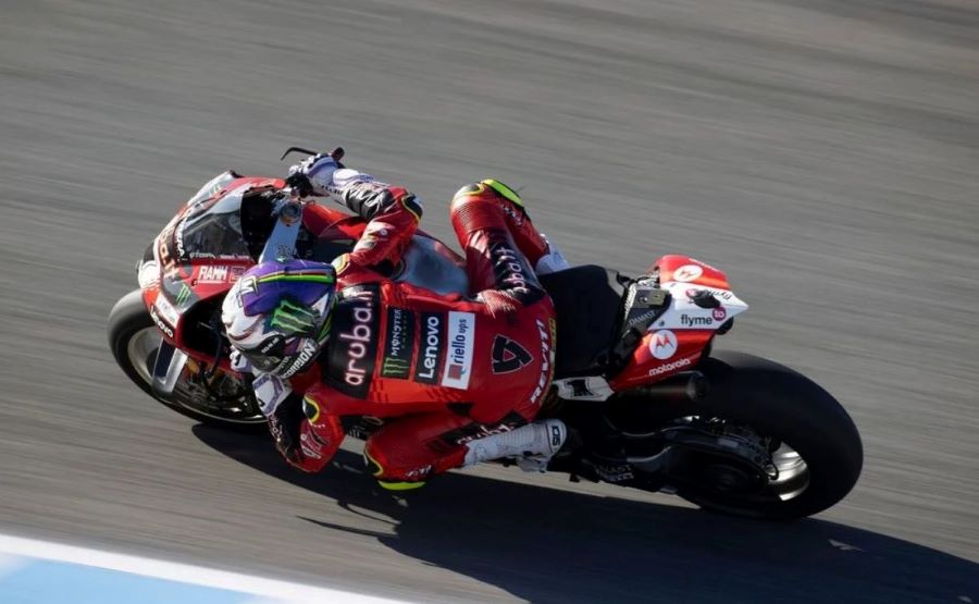 Álvaro Bautista | Trayectoria, títulos y actualidad del piloto Imagen cenital de Álvaro Bautista girando con Ducati