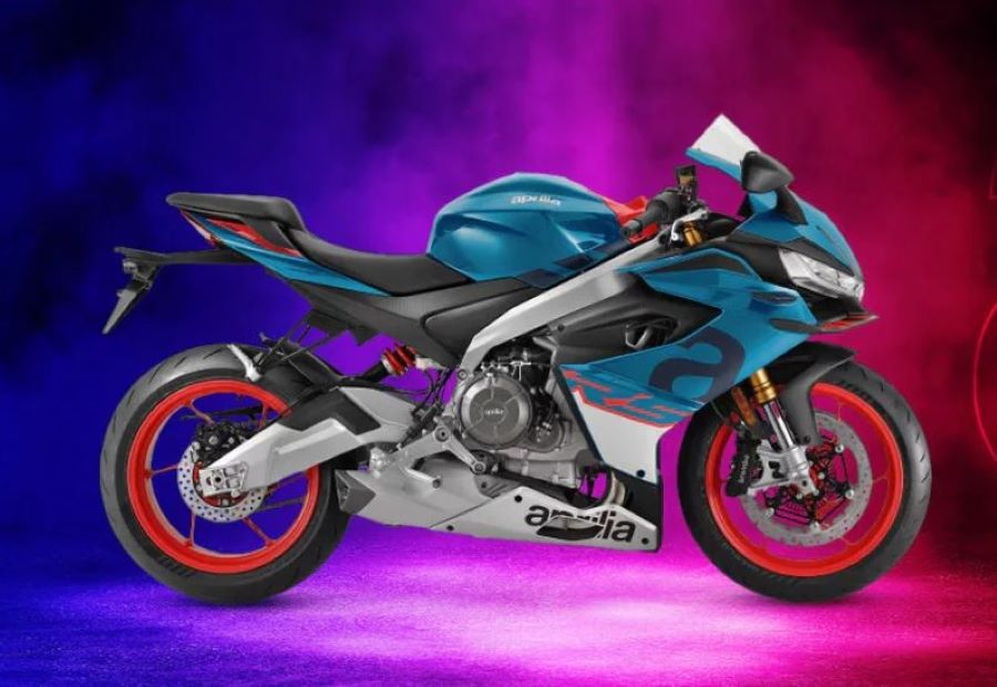 Lateral derecho de la Aprilia RS 660 sobre un fondo colorido