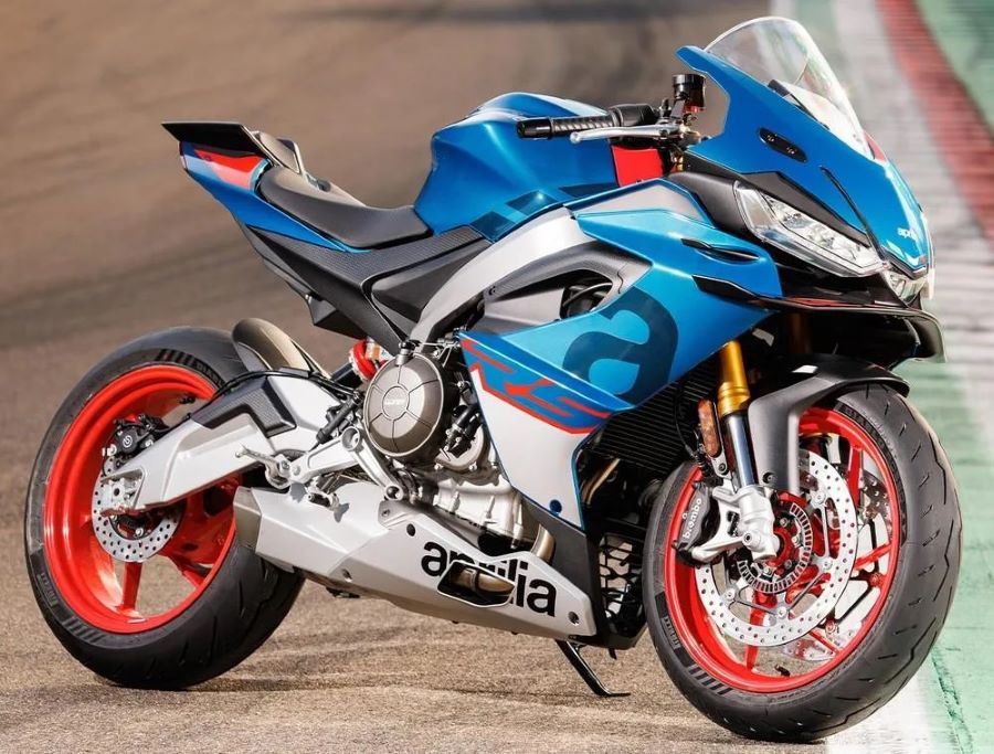 Una Aprilia RS 660 posa en una pista