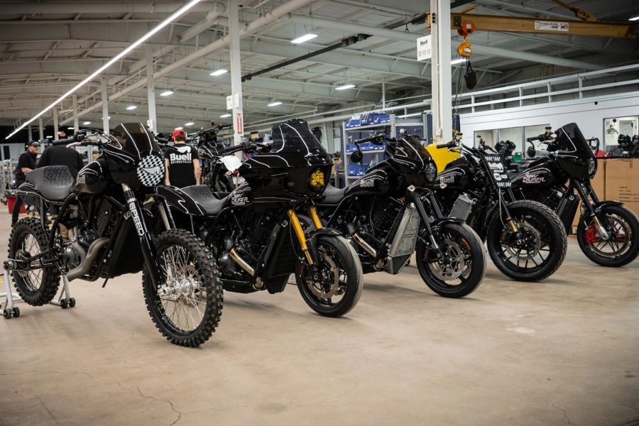 La Buell The Goat es una cabra que quiere trepar paredes Todos lo modelos de Buell Motorcycle alineados a la par