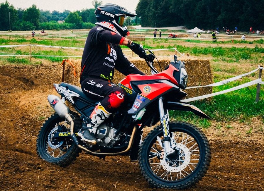 Regresa Bultaco y pone a prueba el peso de su historia una Bultaco Rally GT 300 durante la prueba pilota antes del lanzamiento oficial