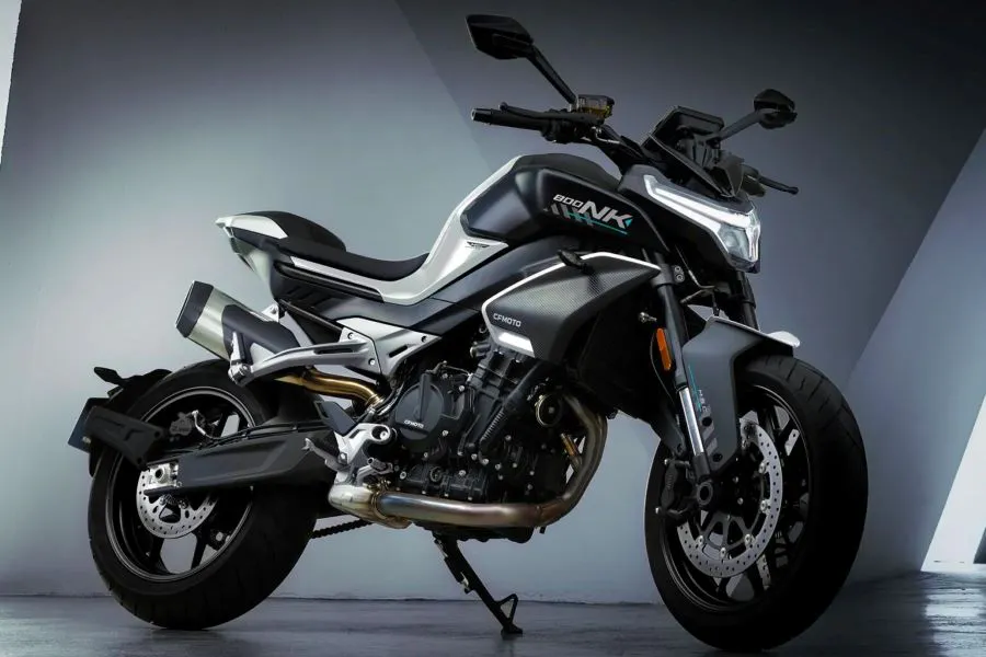 CFMOTO 800NK vs KTM 790 Duke, una pelea muy pareja Una foto de estudio de la moto CFMOTO 800NK