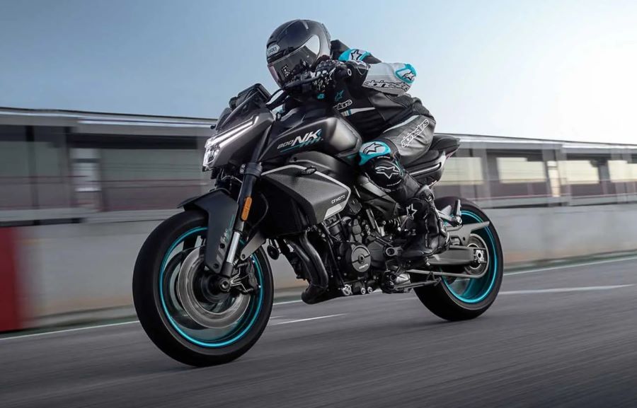 CFMOTO 800NK vs KTM 790 Duke, una pelea muy pareja Una moto CFMOTO 800NK en acción en una ruta