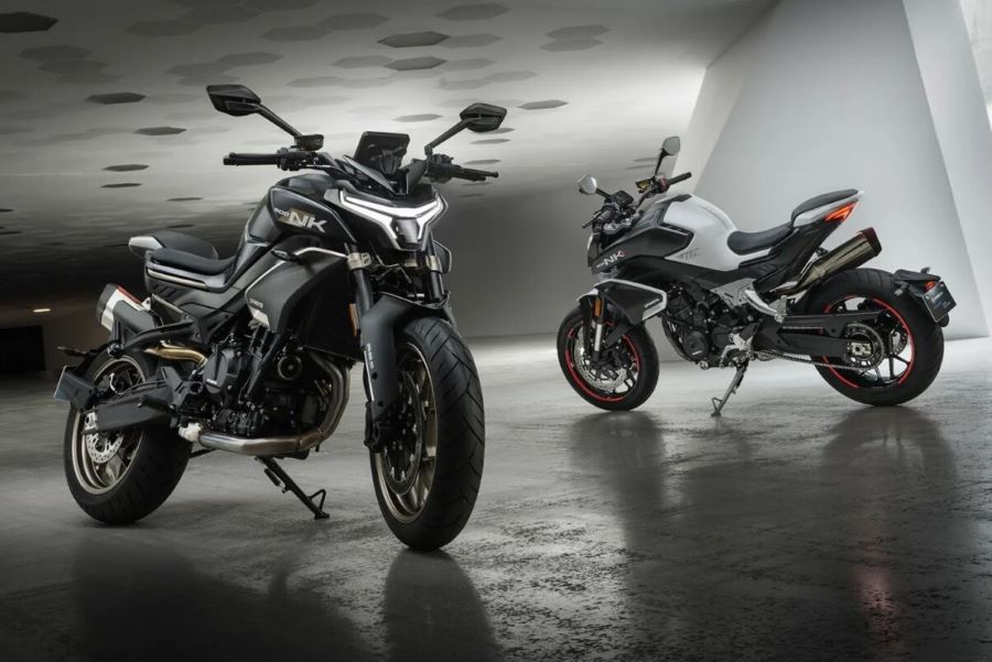 CFMOTO 800NK vs KTM 790 Duke, una pelea muy pareja foto de estudio de las CFMOTO 800NK en colores gris y blanco