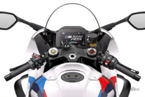 mandos de una virtual BMW M 1000 RS 2027