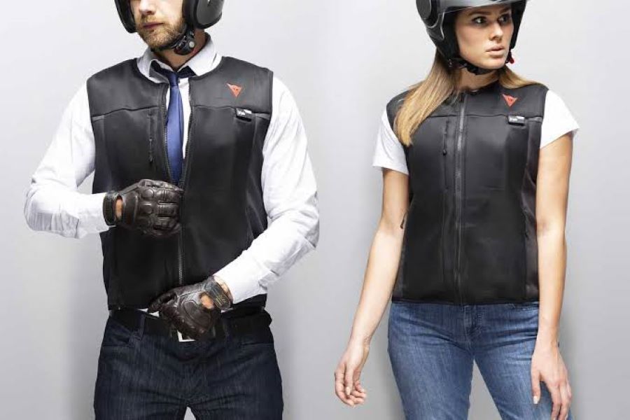 Un hombre y una mujar portan sendos modelos de chaleco Dainese Smart Jacket