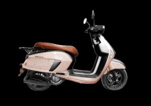 lateral derecho de un scooter Zanella Exclusive Edizione 150 rosa