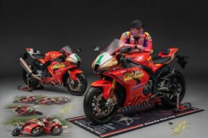 Una representación fotográfica de McGuinnes y la Honda Fireblade