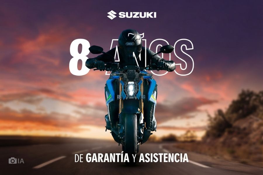 Una Suzuki naked vien de frente a la lente mientras en el fondo se lee un texto alusivo a la garantía de 8 años del fabricante.