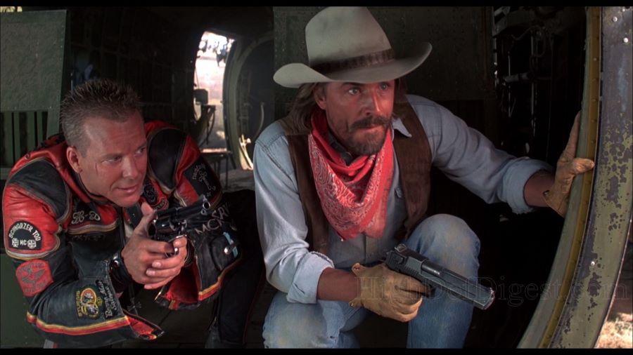 Mickey Rourke y Don Johnson en una escena de la película Harley Davidson y el hombre Malrboro