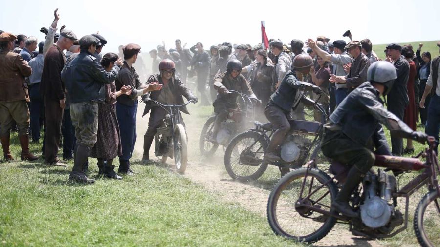 Una escena de la serie Harley and the Davidsons en la que se ve una carrera de motos en la tierra