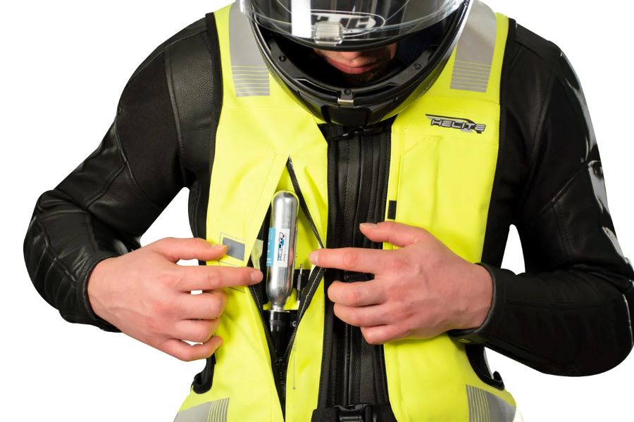 Un motociclista observa el funcionamiento del tubo inflador de su airbag mecánico