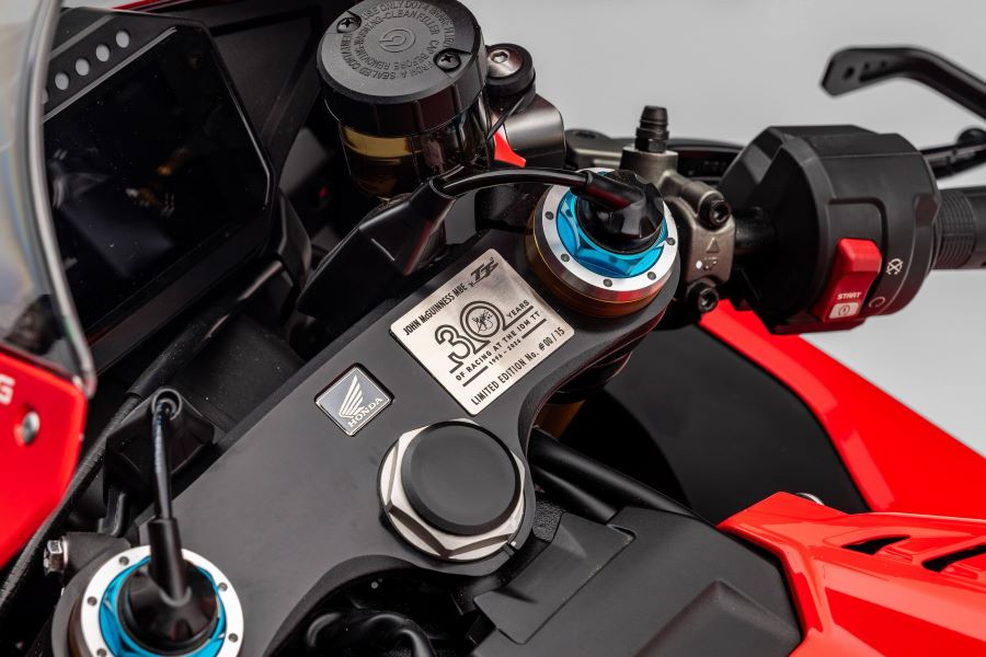 Honda Fireblade McGuinness: la exclusiva joya de 15 unidades Mandos de una Honda Fireblade McGuinness