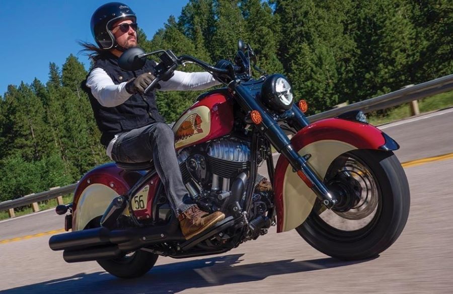 Un usuario dse desplaza con una Indian Chief Vintage Sturgis por una carretera