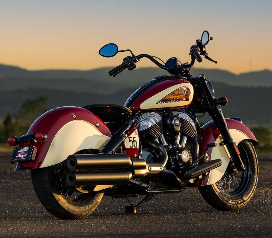 Vista lateral derecha en perspectiva trasera de una Indian Chief Vintage Sturgis