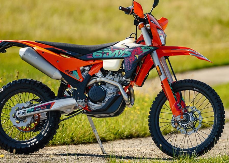 KTM 500 EXC-F 6DAYS: 100 años de enduro llevados al extremo Lateral derecho de una KTM 500 EXC-F 6DAYS 2027