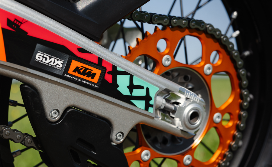 KTM 500 EXC-F 6DAYS: 100 años de enduro llevados al extremo Suspensión y rueda trasera de una KTM 500 EXC-F 6DAYS 2027