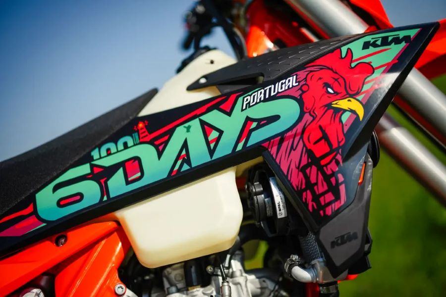KTM 500 EXC-F 6DAYS: 100 años de enduro llevados al extremo Tanque de la KTM 500 EXC-F 6DAYS 2027 con la gráfica alusica a los 6 Days 2027