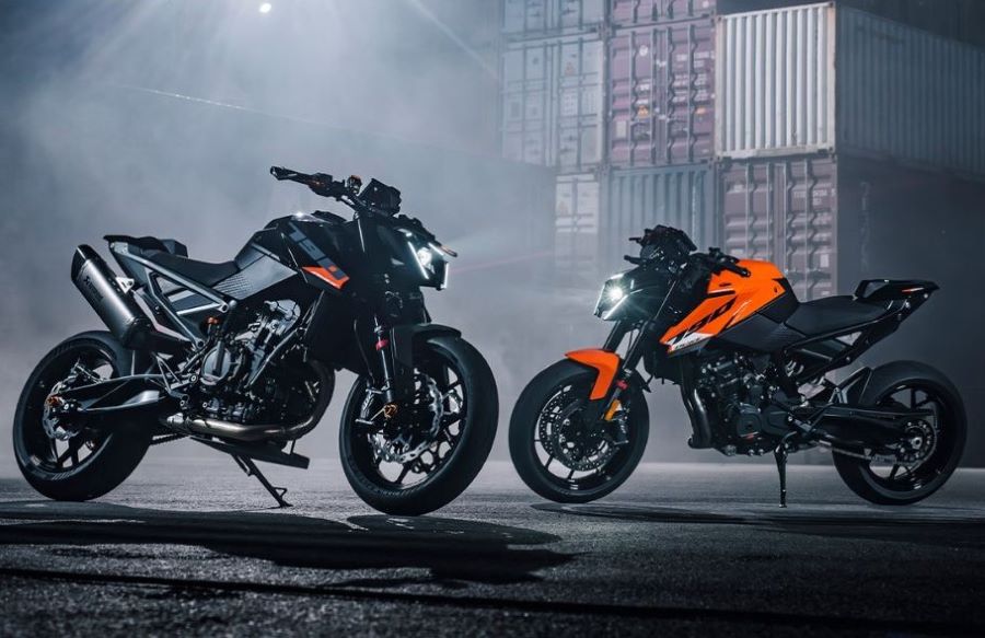 CFMOTO 800NK vs KTM 790 Duke, una pelea muy pareja foto de estudio de dos KTM 790 Duke negra y naranja