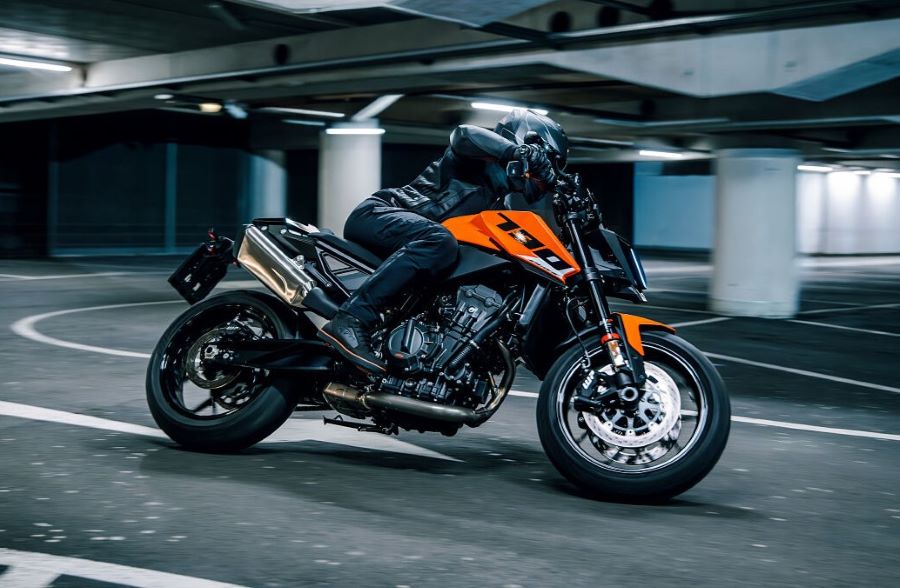 CFMOTO 800NK vs KTM 790 Duke, una pelea muy pareja una moto KTM 790 Duke en acción en la ciudad