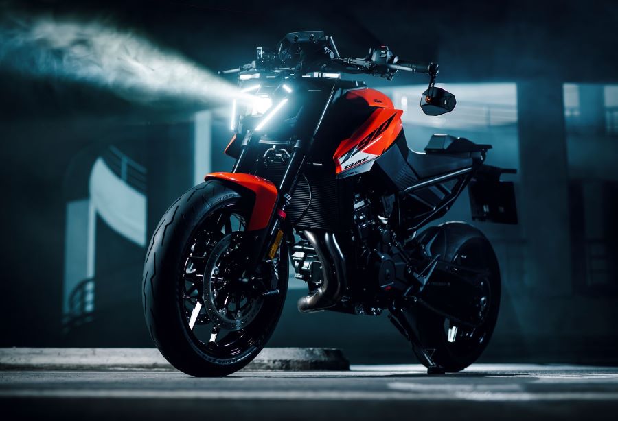 CFMOTO 800NK vs KTM 790 Duke, una pelea muy pareja Una moto KTM 790 Duke en la oscuridad y con las luces encendidas