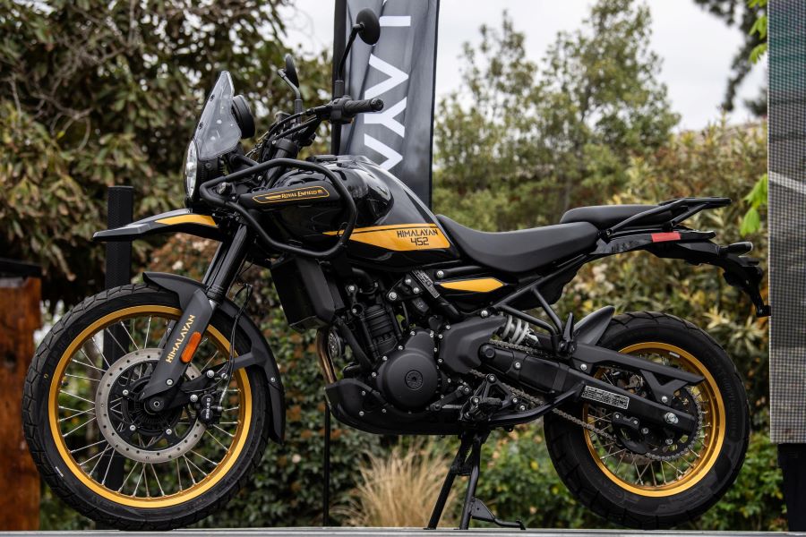 Una Himalayan 450 negra y amarilla sobre su caballete en una demostración