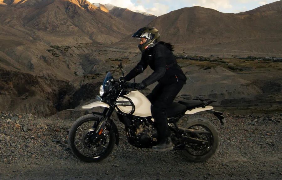 Un motociclista viaja en una Himalayan 450 en posición de parado