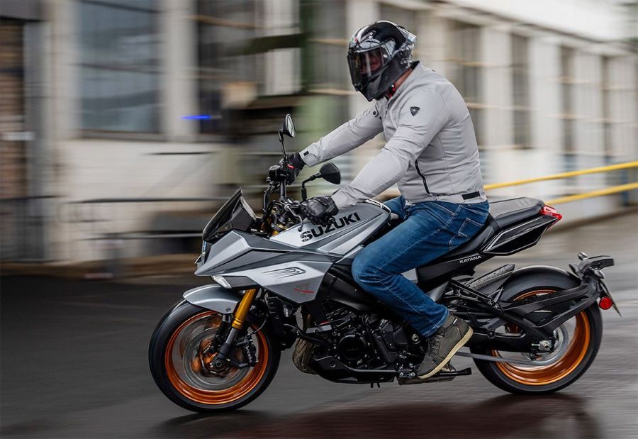 Suzuki da 8 años de garantía en Europa: ¿qué hay detrás? Un usuario de una moto Suzuki Katana transita por la ciudad