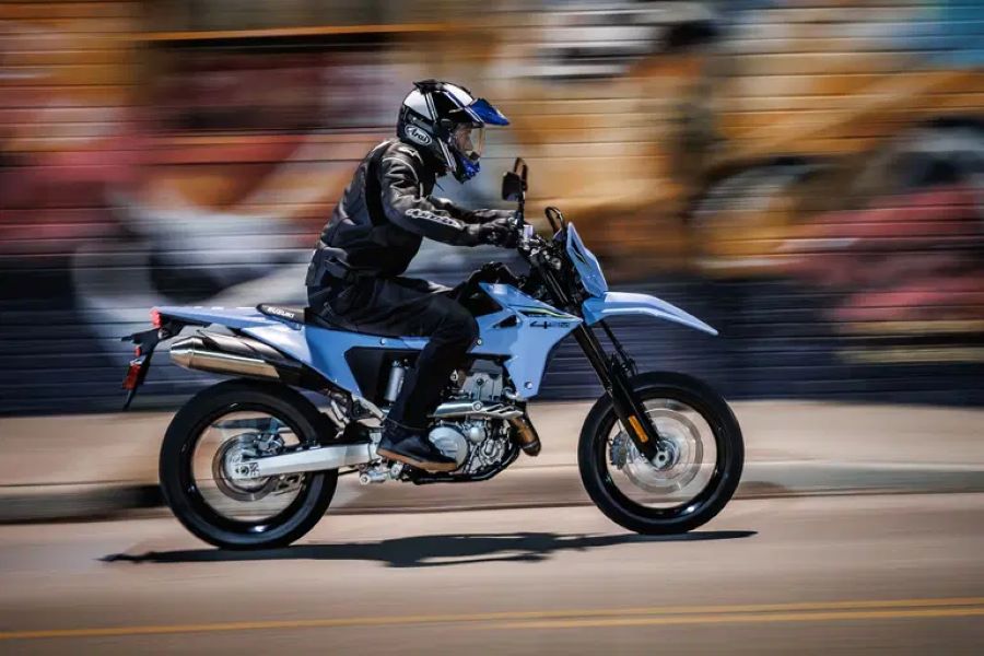 Suzuki da 8 años de garantía en Europa: ¿qué hay detrás? Una moto suzuki estilo supermotard transita por un entorno urbano