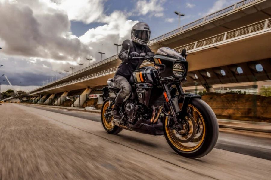 Suzuki da 8 años de garantía en Europa: ¿qué hay detrás? Una moto Suzuki de corte retro avanza por la ciudad