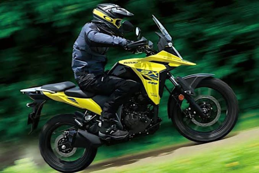 Suzuki da 8 años de garantía en Europa: ¿qué hay detrás? Un piloto sobre una moto Suzuki V-Strom amarilla se desplaza a toda velocidad por una ruta