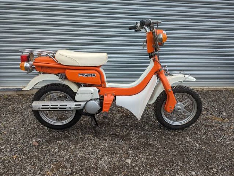 Motos 50cc viejas | Modelos clásicos que marcaron una época Lateral derecho de un ciclomotor Suzuki FZ50 naranja