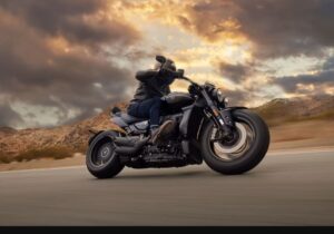 una moto triumph rocket 3 en acción.