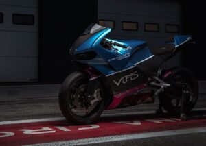 una moto de dos tiempos Vins Duecinquanta sobre su caballete en un escenario de garaje