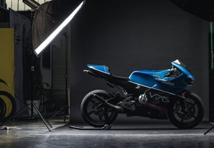 La moto de dos tiempos que la industria daba por extinguida Una moto de dos tiempos Vins Duecinquanta posa para una foto de estudio dentro de un taller