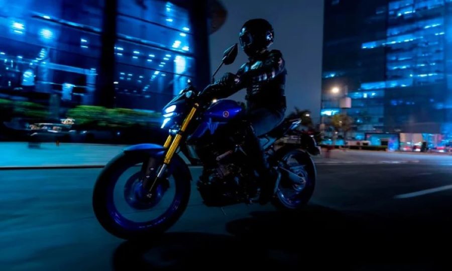 Una moto Yamaha MT 15 avanza en la oscuridad dela noche