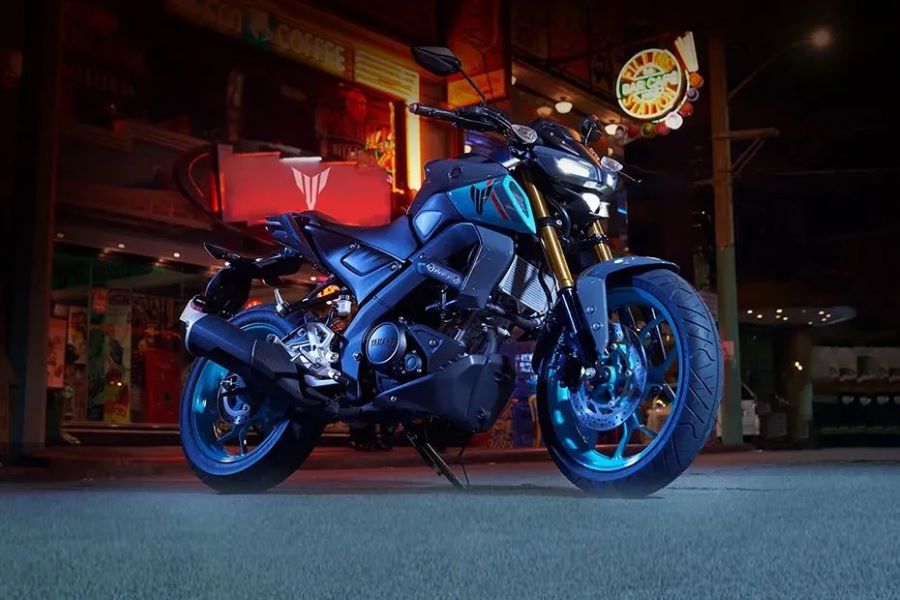Lateral derecho de una Yamaha MT 15 parada en la calle