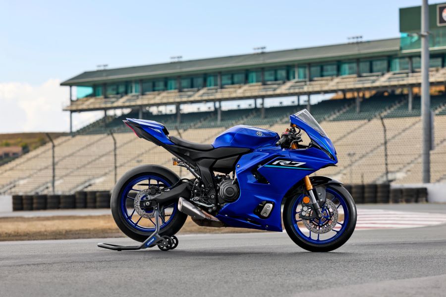 Una Yamaha R7 posa en una pista con tribunas vacías de fondo
