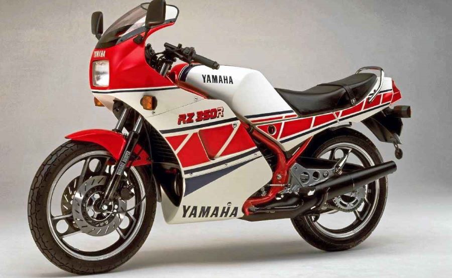 Lateral de una moto Yamaha RD350R